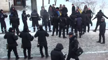 Republica Moldova: Liberalul Mihai Ghimpu, huiduit și atacat cu bulgări de zăpadă înainte de învestirea guvernului Filip (VIDEO)