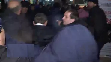 Republica Moldova: Noi imagini cu momentul în care Mihai Ghimpu e lovit cu pumnii de protestatari. Liberalul a suferit o comoţie cerebrală (VIDEO)