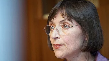 “Mi-au ars câţiva pumni în spate!”Corina Fusu, politiciana din Moldova cunoscută pentru colanţii coloraţi, a fugit deghizată din Parlament (FOTO)