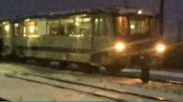 Maramureș: Navetiștii, nevoiți să împingă trenul, după ce garnitura s-a defectat (VIDEO)