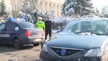 Un bărbat a intrat cu mașina în gardul Guvernului: Gestul său a fost unul de protest pentru a arăta că actele de terorism pot avea loc şi în România (VIDEO)