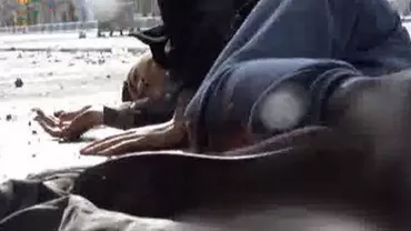 AŞA ARATĂ RĂZBOIUL: Imagini ŞOCANTE cu un grup de kurzi care fluturau un steag alb, ciuruit de gloanțe într-un oraș turcesc (VIDEO)