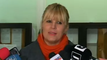 "O strigăm pisicuța, pis-pis": Elena Udrea nu i-a pus nume pisicii adoptate, dar recunoaște că e independentă și "profită de ospitalitatea noastră" (FOTO)