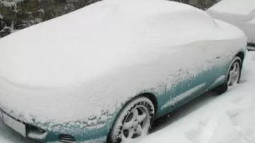 Un iglu pe roți: Un șofer a ieșit pe stradă cu mașina înghețată aproape bocnă (FOTO)