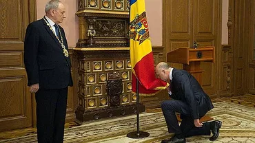Cum a depus jurământul actualul premier al Republicii Moldova, îngenunchind în prezenţa şefului statului (FOTO)