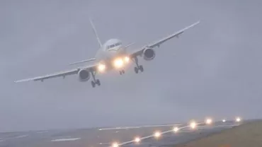 Șapte persoane spitalizate, după ce un avion care zbura către Milano a traversat o zonă cu turbulențe severe (VIDEO)