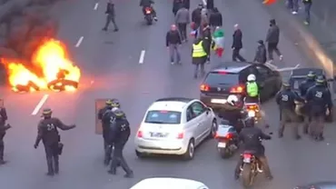 Proteste violente în Franţa: Taximetriștii supărați pe Uber au ieșit în stradă. Poliţiştii au intervenit pentru a instaura ordinea în Paris (VIDEO)