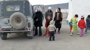 Imagini rar întâlnite cu 35 de copii care intră într-o mașină de off-road ce ține locul unui autobuz școlar (VIDEO)