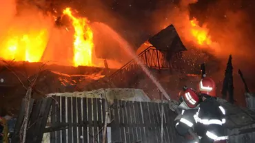 Incendiu la Arad: Doi copii au ars de vii, dintre cele 12 persoanele aflate în casă (VIDEO)