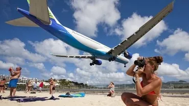 Plajă cu adrenalină în Caraibe. Avioanele care aterizează aproape că ating capetele oamenilor (VIDEO)