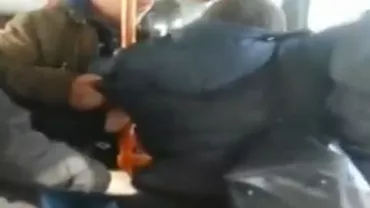 București: Un tânăr a fost bruscat de patru controlori care nu i-au permis să coboare din autobuz (VIDEO)