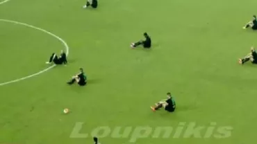 Gest surprinzător în timpul unui meci de fotbal din Grecia. Jucătorii s-au așezat pe teren, în semn de protest față de numărul mare de migranți care și-au pierdut viața (VIDEO)