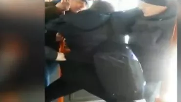 Controlorii RATB care au bruscat un tânăr în autobuz, suspendați pe termen nelimitat (VIDEO)