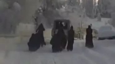 Se întâmplă în România: Călugărițele neînfricate pe schiuri, trase de o mașină pe munte (VIDEO)