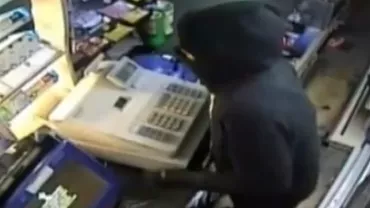 Londra: Jaf la un magazin de vinuri, surprins de camere. Poliţia apelează la reţelele de socializare pentru prinderea hoțului (VIDEO)