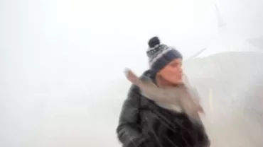 O vloggeriță este lovită peste față de un pește uriaș, în timpul unei furtuni (VIDEO)