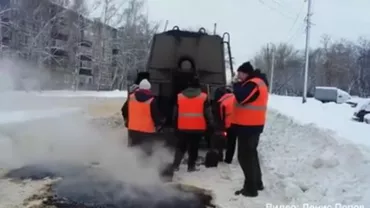 Dorel din Rusia nu ține cont de vreme atunci când asfaltează. Mai mulți drumari ruși plombează gropile de pe o șosea plină de zăpadă (VIDEO)