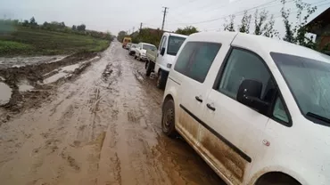 Bihor: Pe mai multe străzi se criculă ca pe drumurile forestiere. „Nu mai poți ieși din casă, intri în noroi direct până la gât”