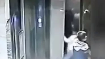 Un chinez a căzut în puțul unui lift, după ce i-a rupt ușa de nervi (VIDEO)