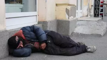 O tânără din Franța, voluntară pentru oamenii străzii din Iași. „Se implică foarte bine în toate activitățile. Are ceva natural în partea ei socială extraordinară”