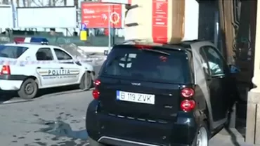 Accident tragicomic în București: O şoferiţă a intrat cu mașina în ușa unei bănci (VIDEO)