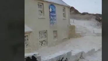 Marea Britanie: Case acoperite de spuma mării (VIDEO)