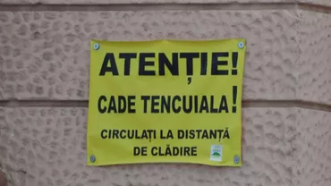 Atenţie, cade tencuiala! – O bucată dintr-un balcon de pe un bulevard din Capitală s-a desprins și a căzut pe trotuar (FOTO)