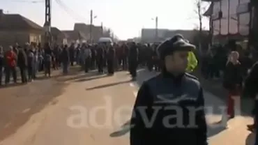 Peste 150 de oameni dintr-o comună buzoiană au blocat un drum judeţean, supăraţi că le-a fost scoasă o linie de transport în comun (VIDEO)
