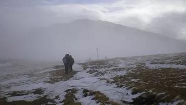 Turiști blocați în Masivul Bucegi, din cauza ninsorii viscolite și a ceații