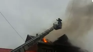Incendiu puternic la acoperișul unei case din Lugoj (VIDEO)