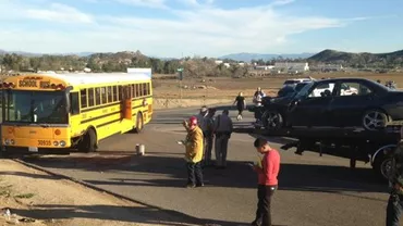 Accident violent în California: Un autocar de şcoală, cu 19 elevi de liceu la bord a intrat în coliziune cu un autovehicul