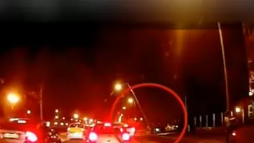Accident spectaculos în Capitală. Un șofer a lovit un stâlp în plin, iar acesta s-a prăbușit peste mașinile din trafic (VIDEO)