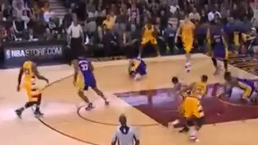Baschetbalistul D'Angelo Russell, lovit într-o zonă sensibilă în timpul unui meci contra echipei Los Angeles Lakers (VIDEO)