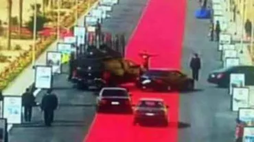 Preşedintelui egiptean i s-a pus un covor roşu de patru kilometri la inaugurarea unui complex de locuinţe destinate săracilor