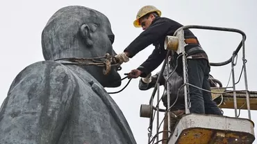 Moment istoric: Statuia lui Lenin din Ismail, Ucraina, este demolată (FOTO, VIDEO)