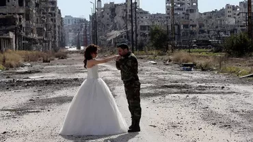 Dragoste în vremea războiului. Doi tineri și-au făcut fotografiile de nuntă într-un oraș sirian devastat de război (VIDEO)