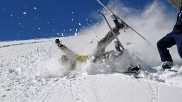 Accident la schi: Un tehnician dentar din Alba Iulia a murit după ce a ieșit de pe pârtie și s-a izbit de un copac (VIDEO)