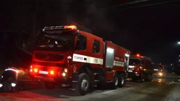 Câmpulung Moldovenesc: Trei autoturisme au ars într-un atelier auto cuprins de flăcări