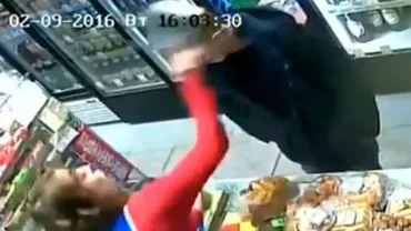 Hoț ghinionist în Rusia. A încercat să comită un jaf armat, dar a fost bătut de vânzătoare (VIDEO)