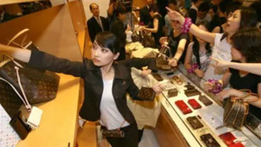 Chinezii cumpără jumătate dintre produsele de lux vândute în întreaga lume