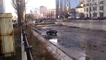 Imaginea zilei! Un șofer a fost filmat în timp ce încerca să "ocolească traficul pe unde trecea odinioară Dâmbovița" (VIDEO)