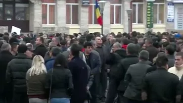 Nou protest la Complexul Energetic Oltenia: Peste 2.000 de persoane scandează împotriva mutării sediului social la București