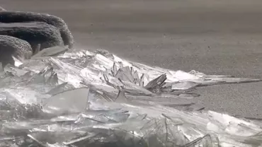 Spectacolul naturii, la superlativ. Un fotograf a surprins imagini suprinzătoare cu suprafața unui lac înghețat (VIDEO)