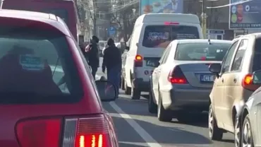 „Spectacole” acordate de oamenii străzii din Constanța: Pentru bani, aceștia își riscă viața (VIDEO)