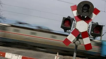 Accident feroviar în Constanța. Un tren de marfă a lovit o mașină în care se aflau trei persoane (VIDEO)