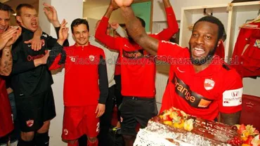 Petrecere în vestiarul "câinilor": Gnohere, sărbătorit cu fast de dinamoviști de ziua sa (VIDEO)