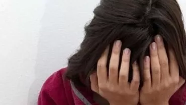 Acuzații grave la adresa unui profesor din Argeș. Dascălul ar fi pipăit o elevă de 12 ani. „A luat-o în braţe şi a pupat-o”