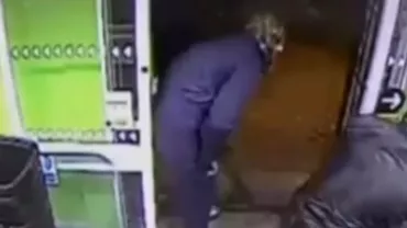 Jaf eșuat în Marea Britanie: Șase hoți au fost arestați în timp ce încercau să fure un bancomat dintr-un supermarket (VIDEO)