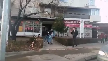 Târgoviște: Două tinere s-au luat la bătaie într-o zonă aglomerată a orașului. Nimeni nu a intervenit (VIDEO)