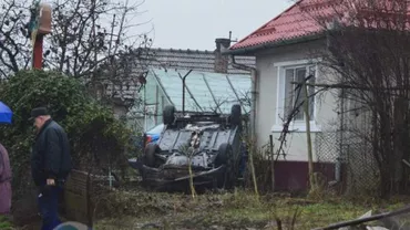 Un bărbat din Dej a ajuns la spital după ce a intrat cu mașina în curtea unei case (VIDEO)